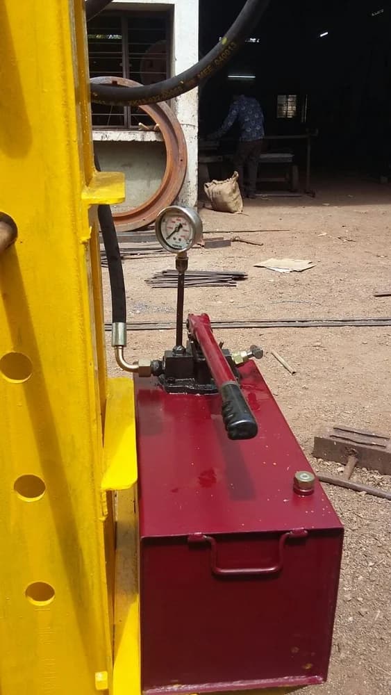 Concrete Pipe Testing Machine - detail view 1